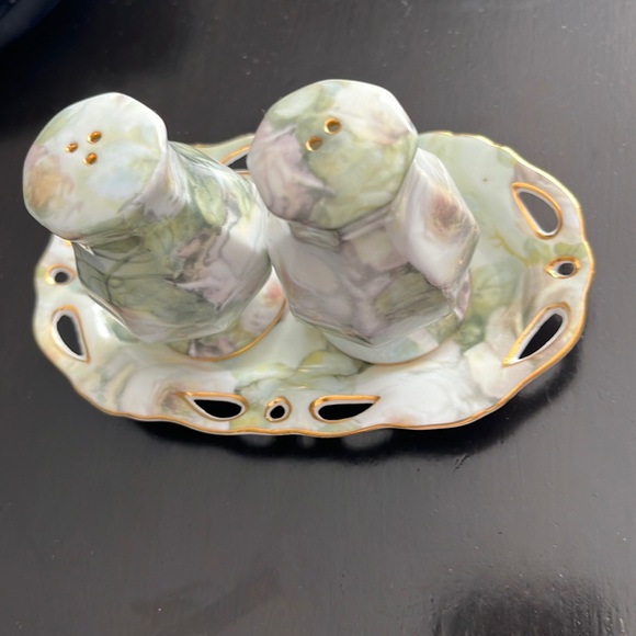 Fine Porcelain Salt and Pepper Shaker sets. - Picture 1 of 3